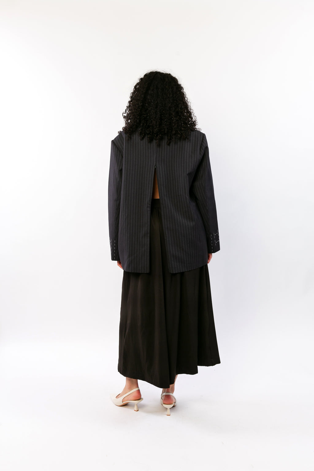 LISA : Veste tailleur à rayures fines, fermeture Dorsale et épaulettes