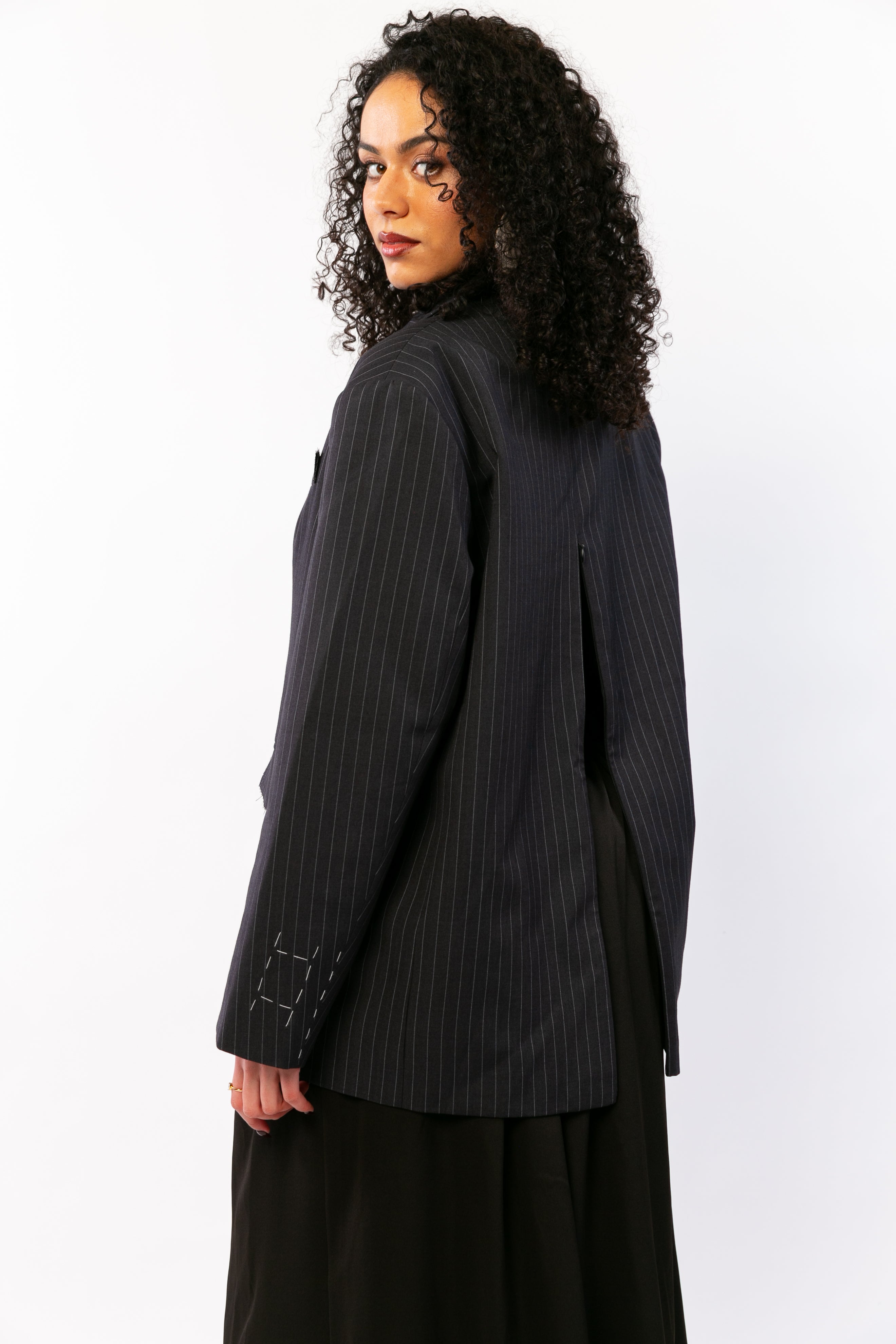 LISA : Veste tailleur à rayures fines, fermeture Dorsale et épaulettes