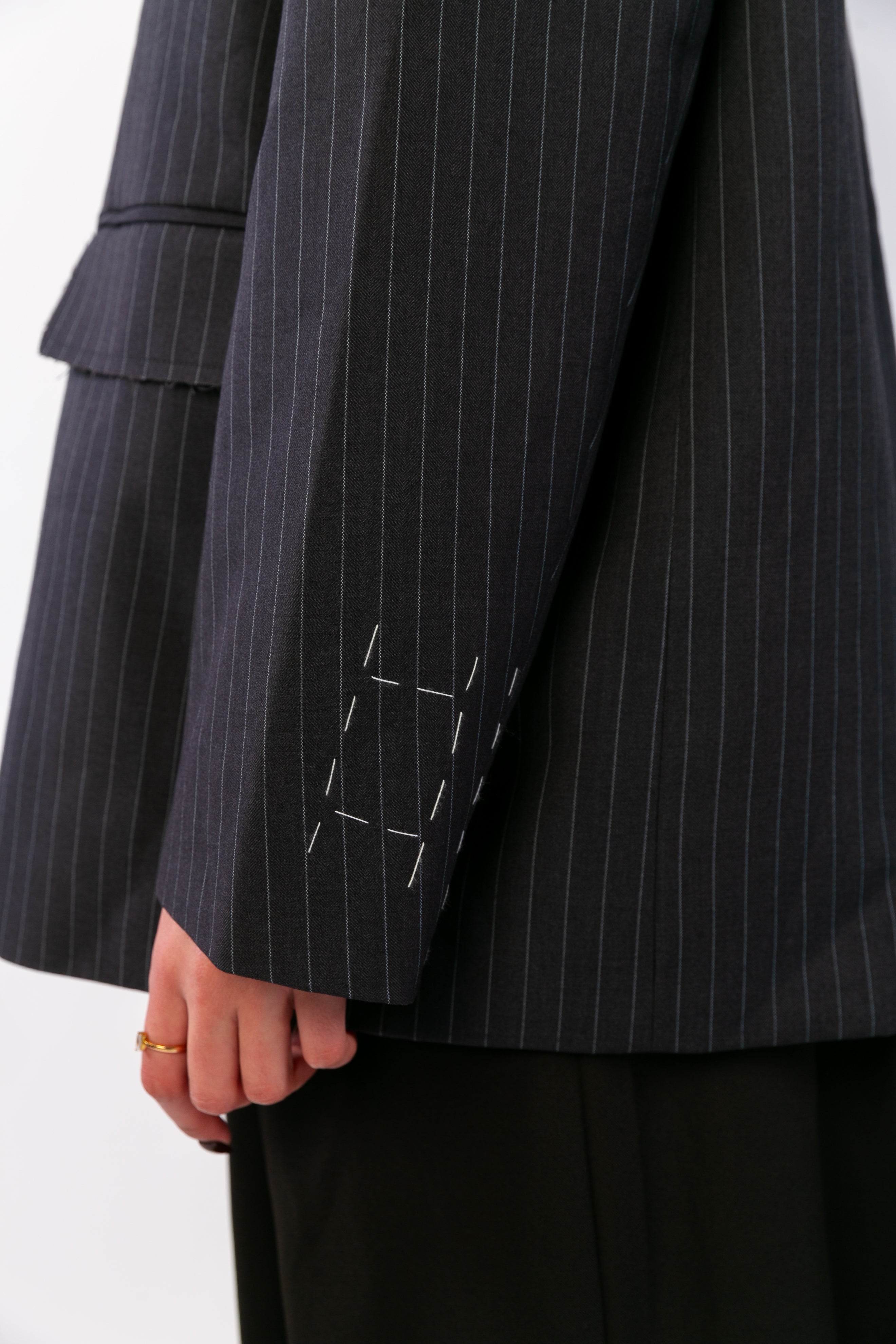 LISA : Veste tailleur à rayures fines, fermeture Dorsale et épaulettes