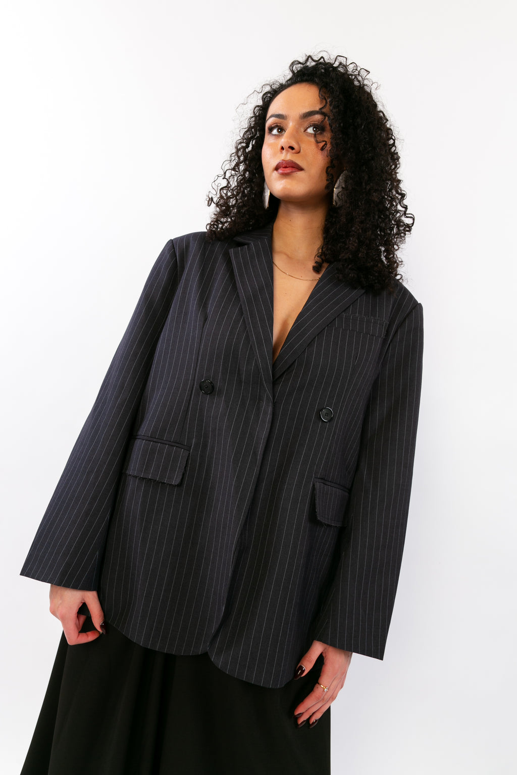 LISA : Veste tailleur à rayures fines, fermeture Dorsale et épaulettes