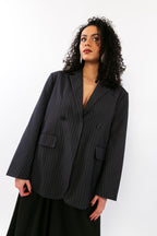 LISA : Veste tailleur à rayures fines, fermeture Dorsale et épaulettes